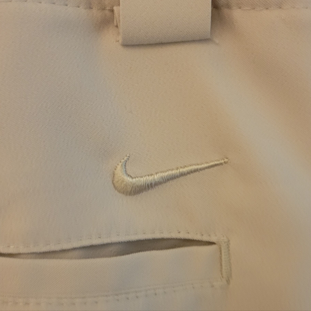 Nikegolf Cream Tailored Bermuda Dri Fit Shorts. Womens Size 10 - Picture 3 of 5